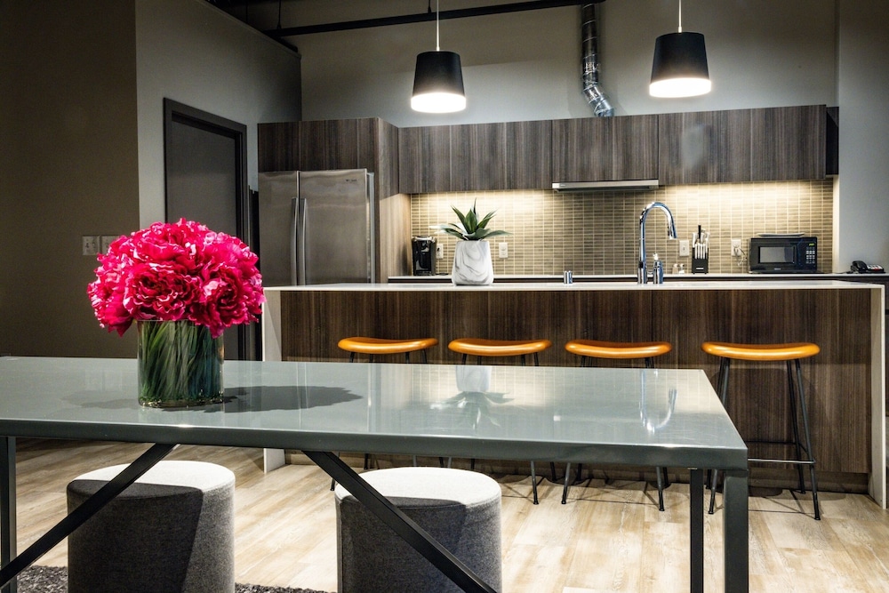 Montvale Premier Suite - Photo 6