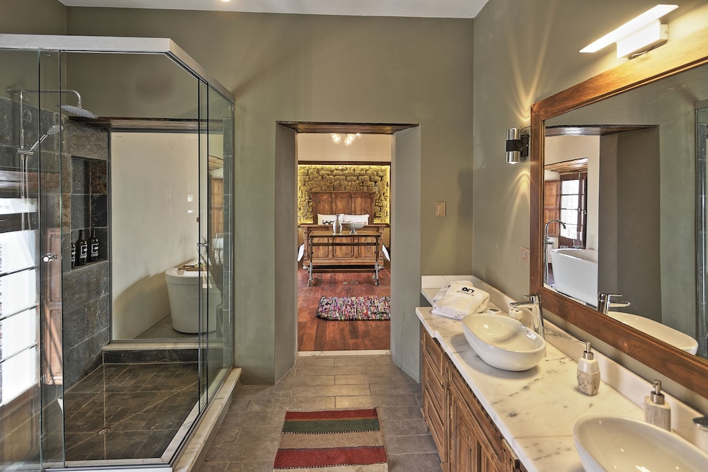 King, Suite, Accessible, Bathtub photo 3