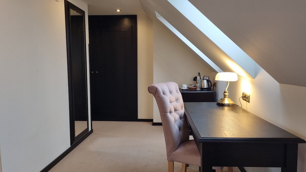 Attic room with stairs - Photo 3