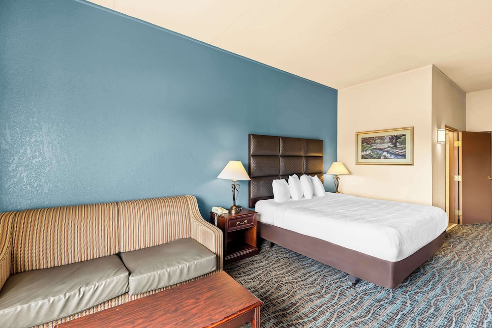 Suite, 1 King Bed, Non Smoking, Refrigerator & Microwave - Photo 2
