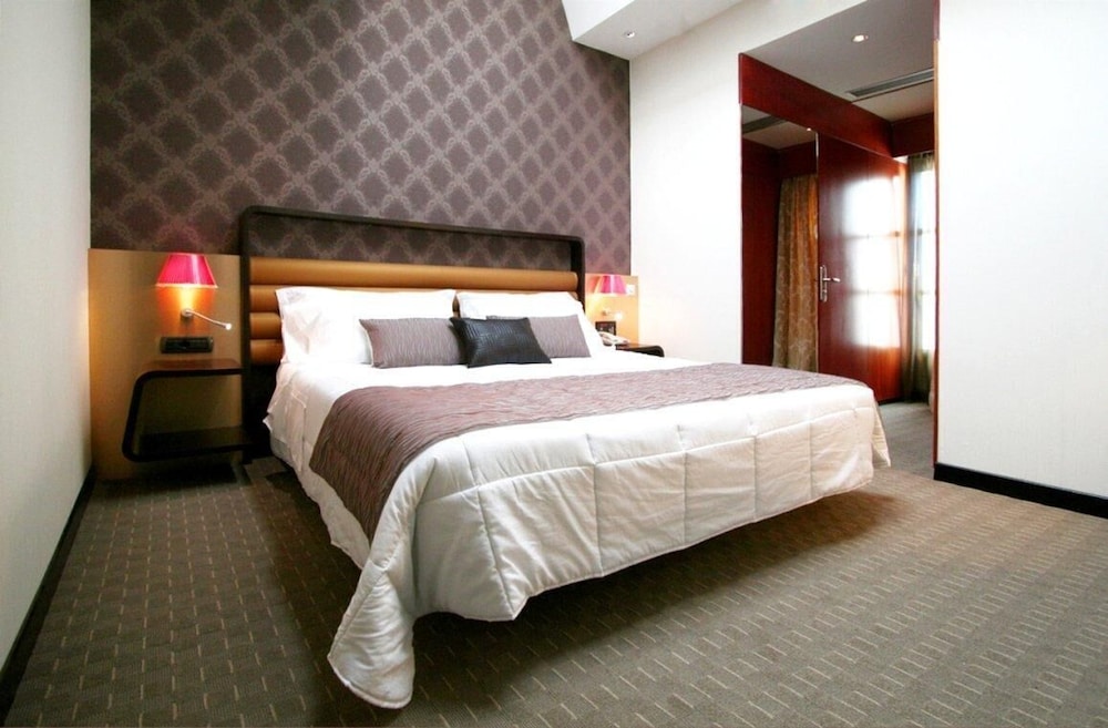 Standard Room, 1 King Bed, Non Smoking photo 2