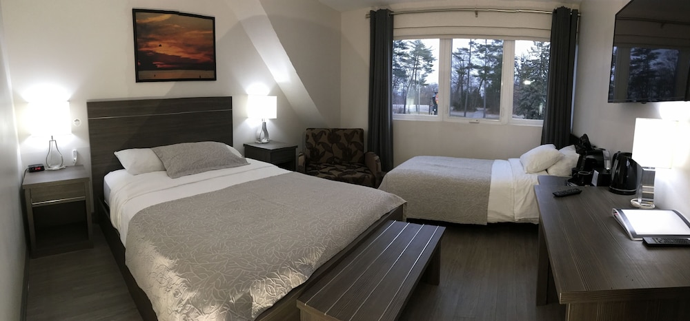 Deluxe Room, Multiple Beds (1 Queen + 1 Twin)