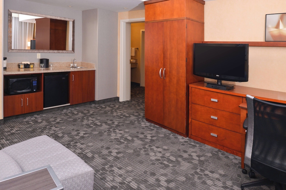 Room, 1 King Bed With Sofa Bed (Hearing Accessible) - Photo 3