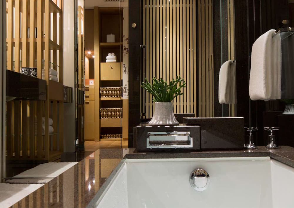 Grand Deluxe Suite King photo 3