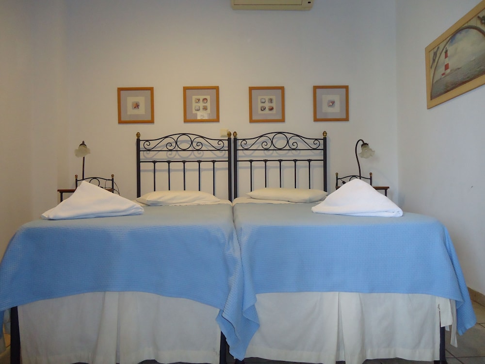 Economy Twin Room photo 3
