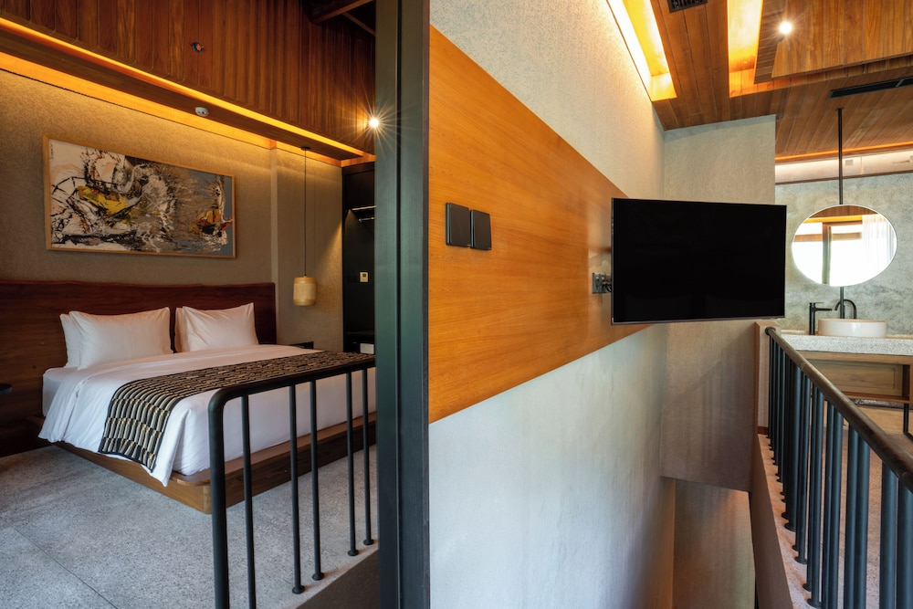 Executive Suite - Photo 4
