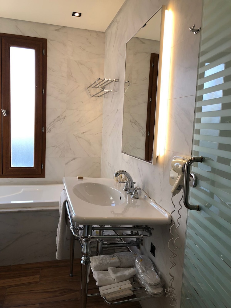 Deluxe Double or Twin Room, 1 Bedroom, Sea View photo 3