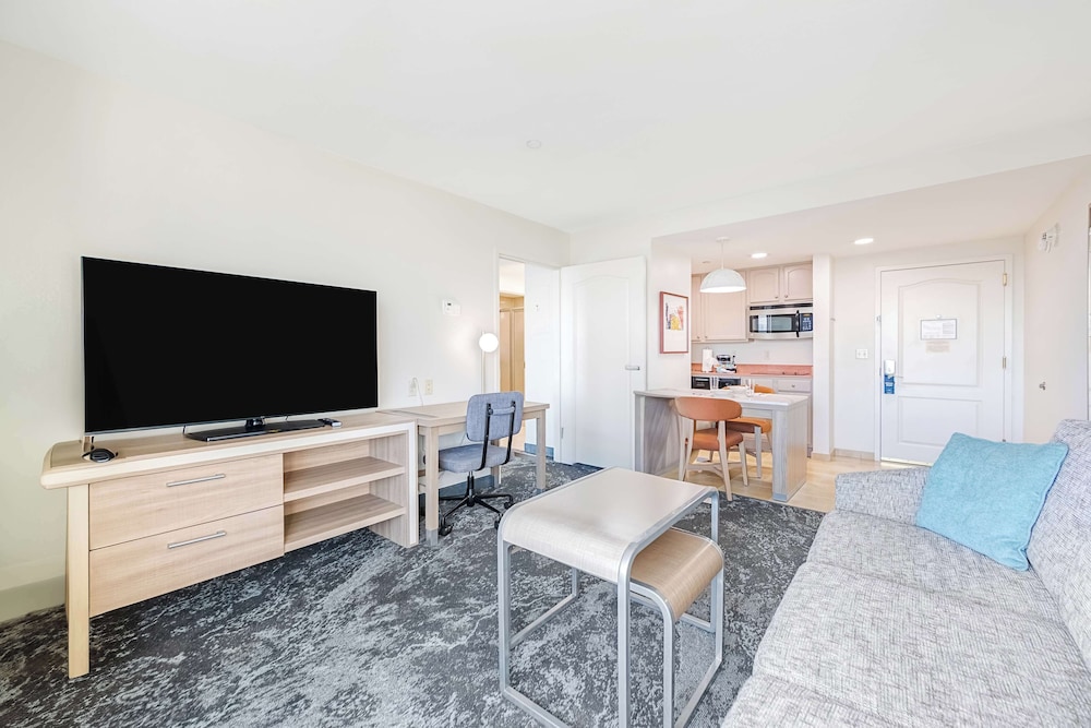 Suite, 1 King Bed, Accessible (Hearing)