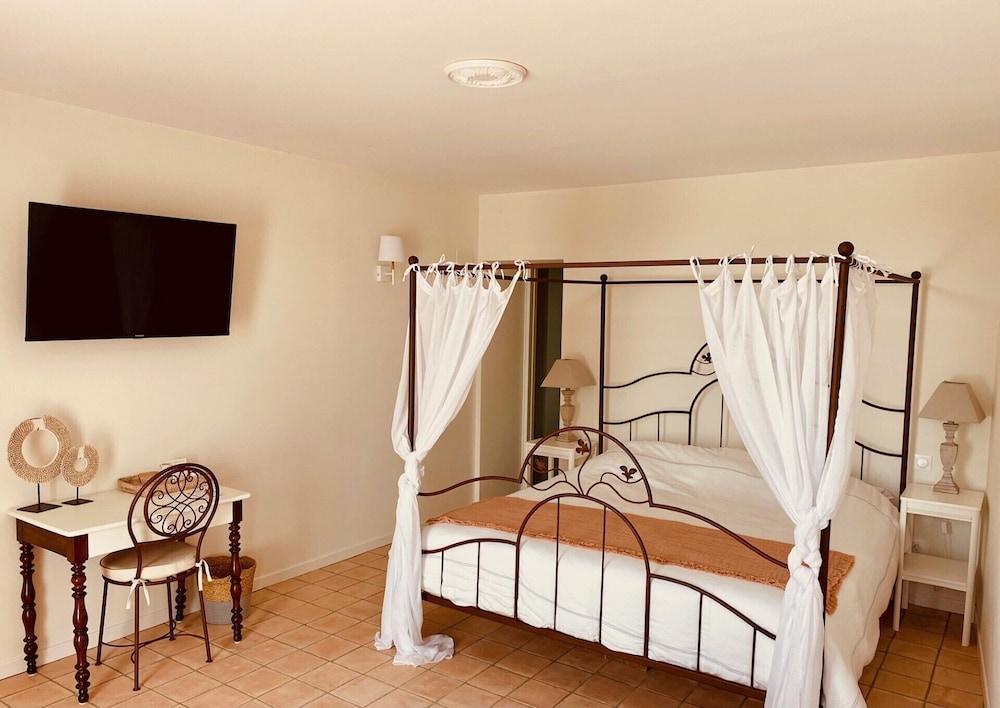 Romantic Double Room, Private Bathroom, Garden View (Club)