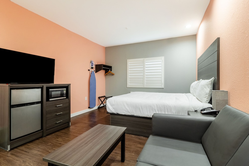 Standard Room, 1 King Bed - Photo 8