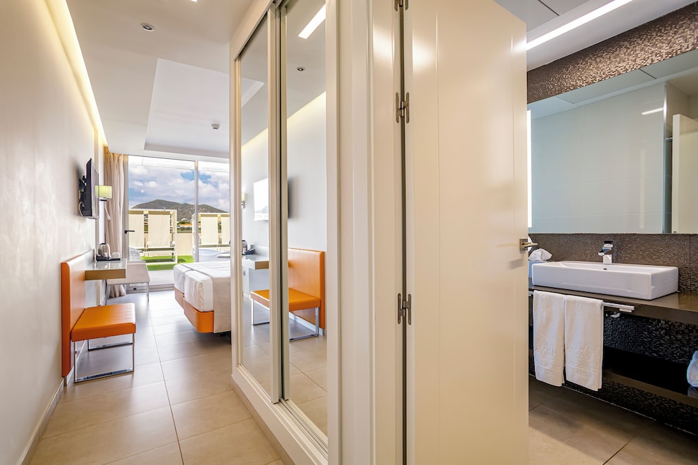 Elite Room, Jetted Tub, City View - Photo 4