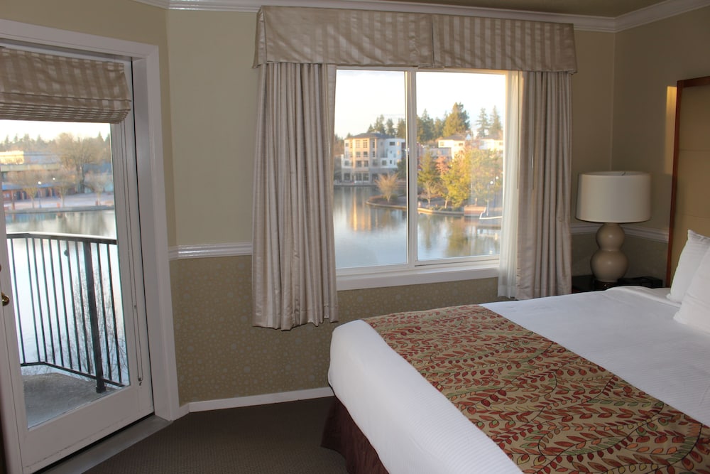 Premier Suite, 1 Bedroom, Lakeside photo 2