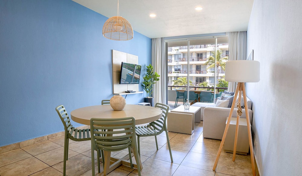 Suite, 1 Bedroom - Photo 12