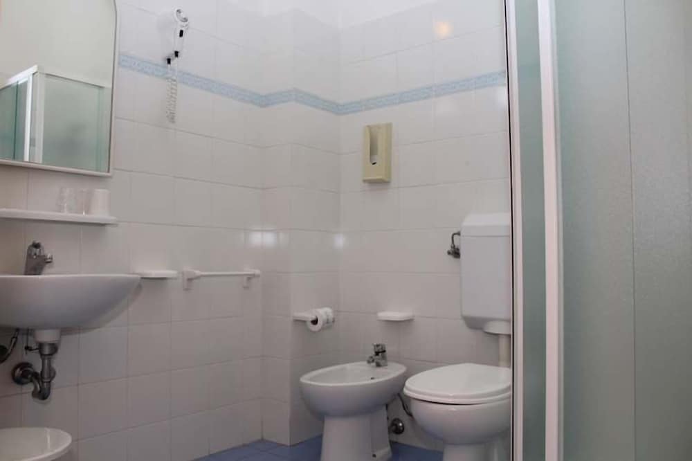 Standard Quadruple Room photo 2