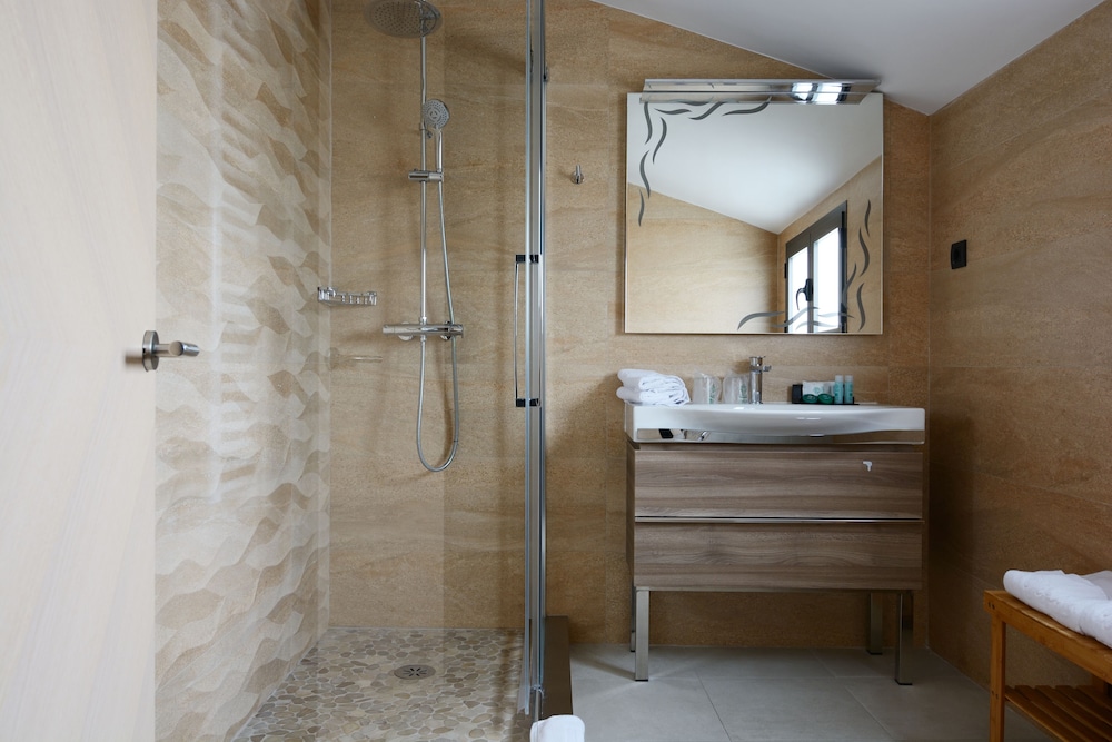Double or Twin Room - Photo 5
