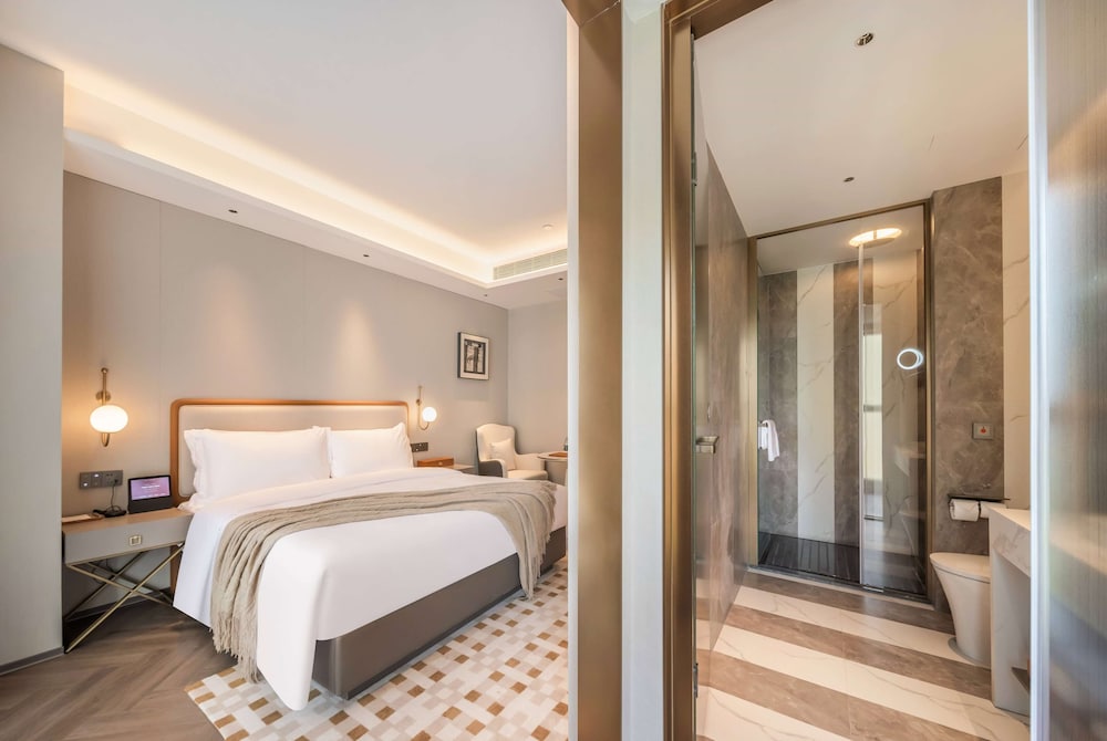 Room, 1 King Bed, Smoking (Elegant)