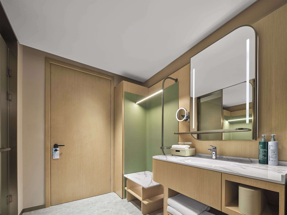 Premier Room, 1 King Bed, Balcony