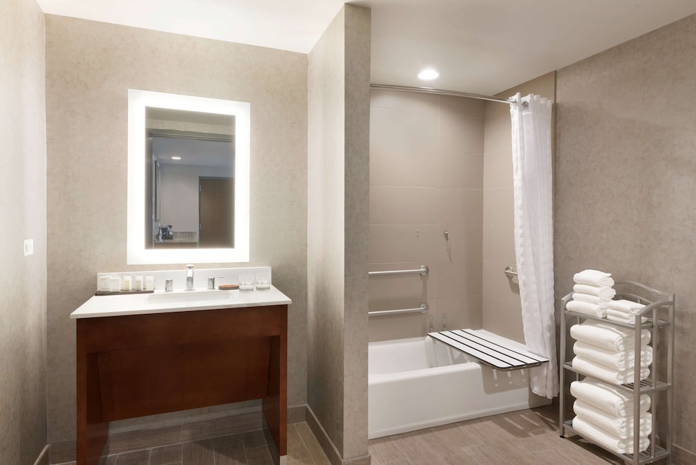 Premium Suite, 1 King Bed, Non Smoking (Accessible with Tub)