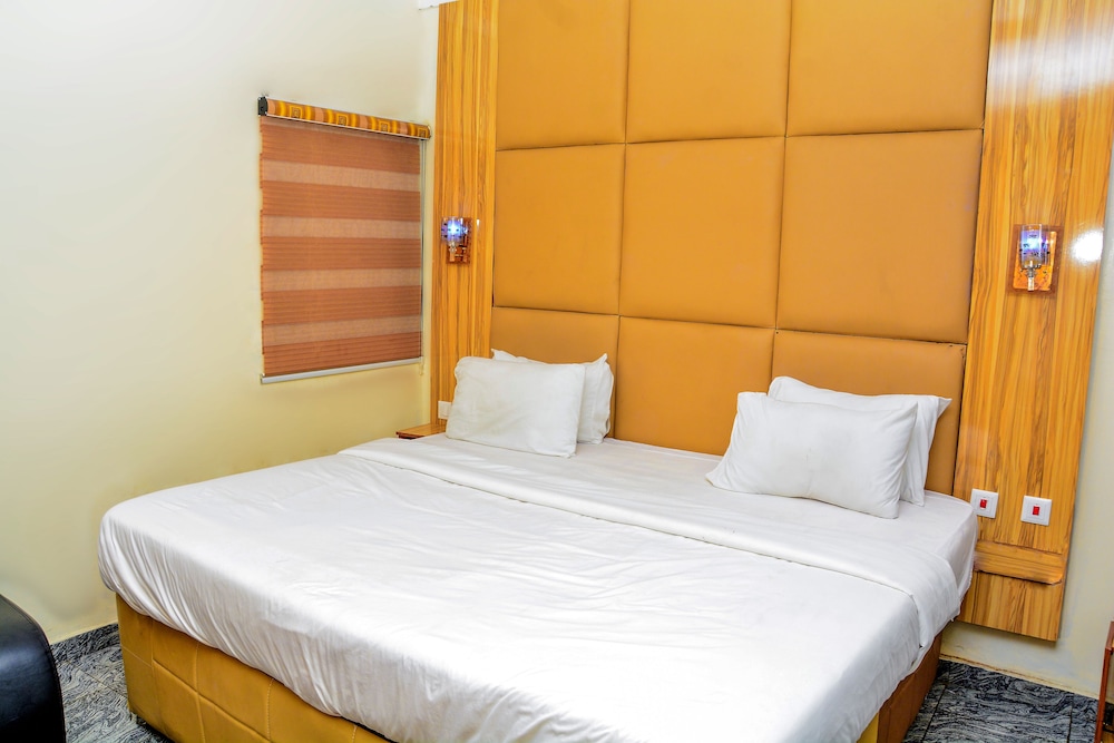 Executive Suite - Photo 1