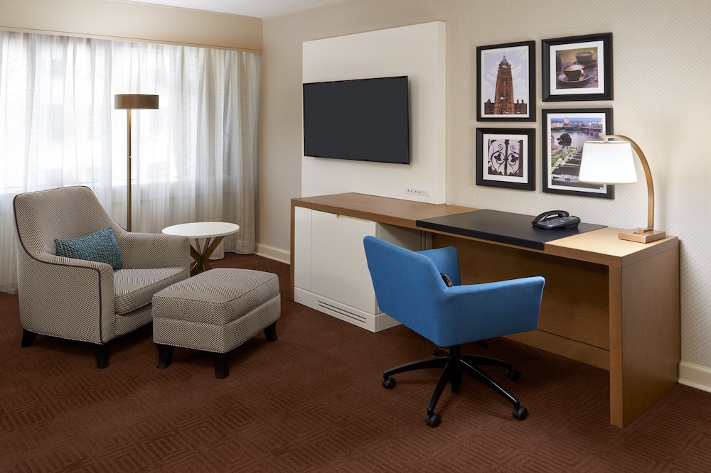 Executive Room, 1 King Bed, Executive Level thumbnail 5