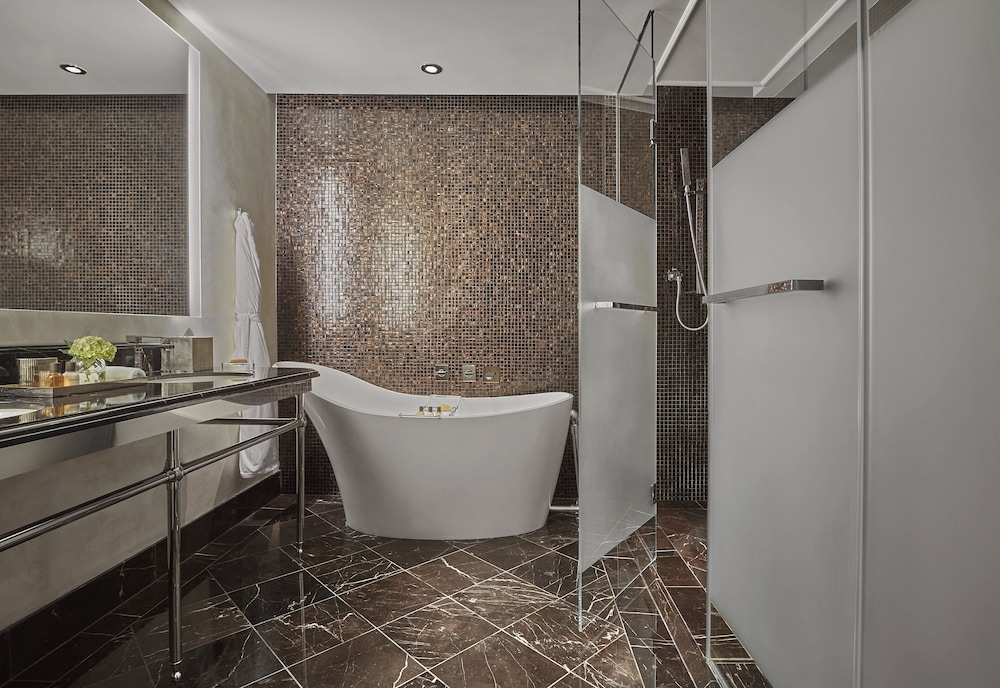 Deluxe Room thumbnail 6