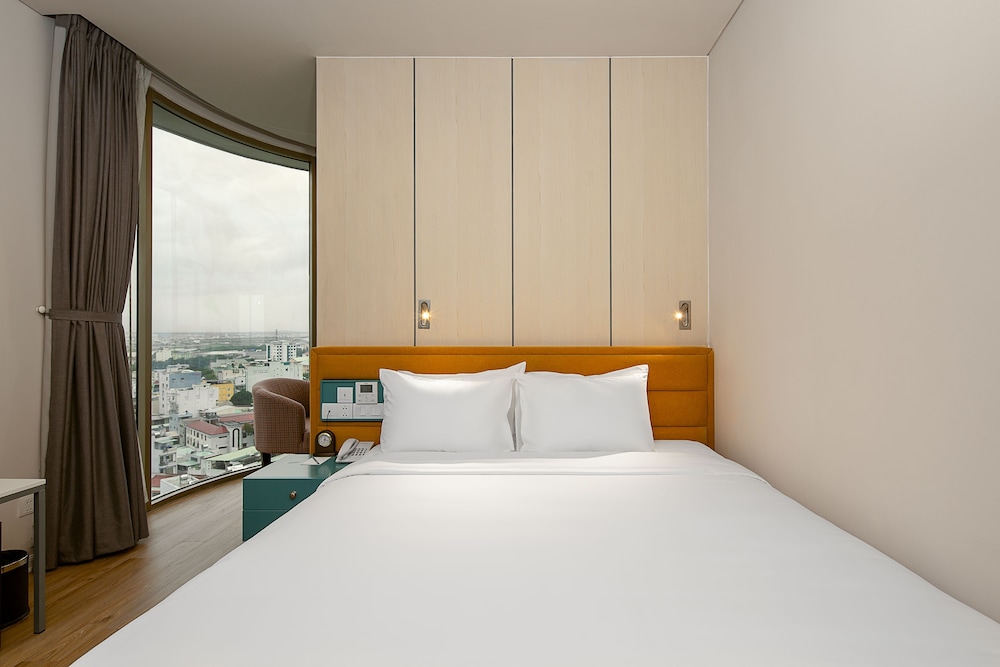 Junior Suite, 1 King Bed, City View - Photo 3