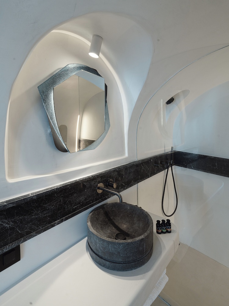 The Artisan's Suite with Hot Tub & Caldera View - Photo 14