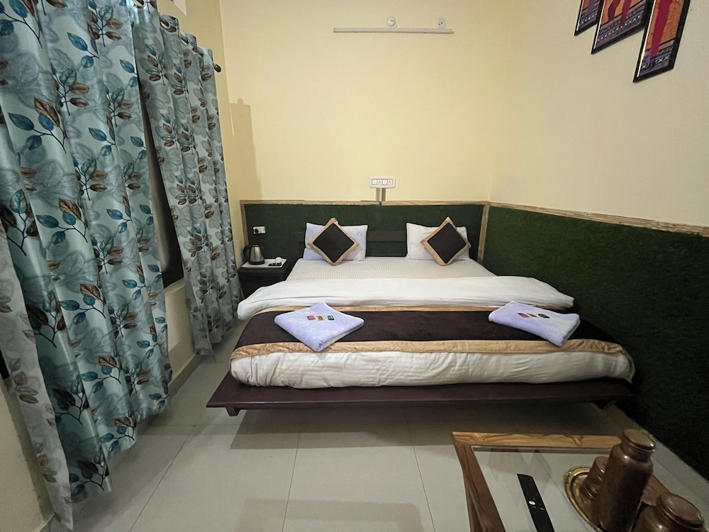 Premium Double Room, 1 King Bed, Pets Allowed photo 2