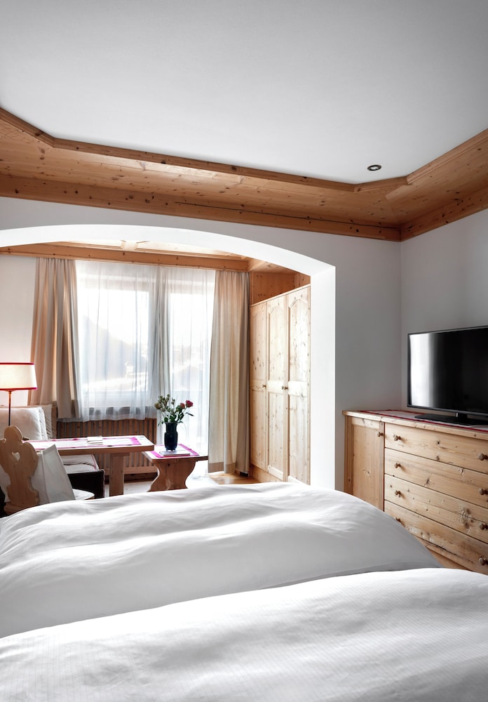 Deluxe Room, Multiple Beds, Mountain View - Photo 1