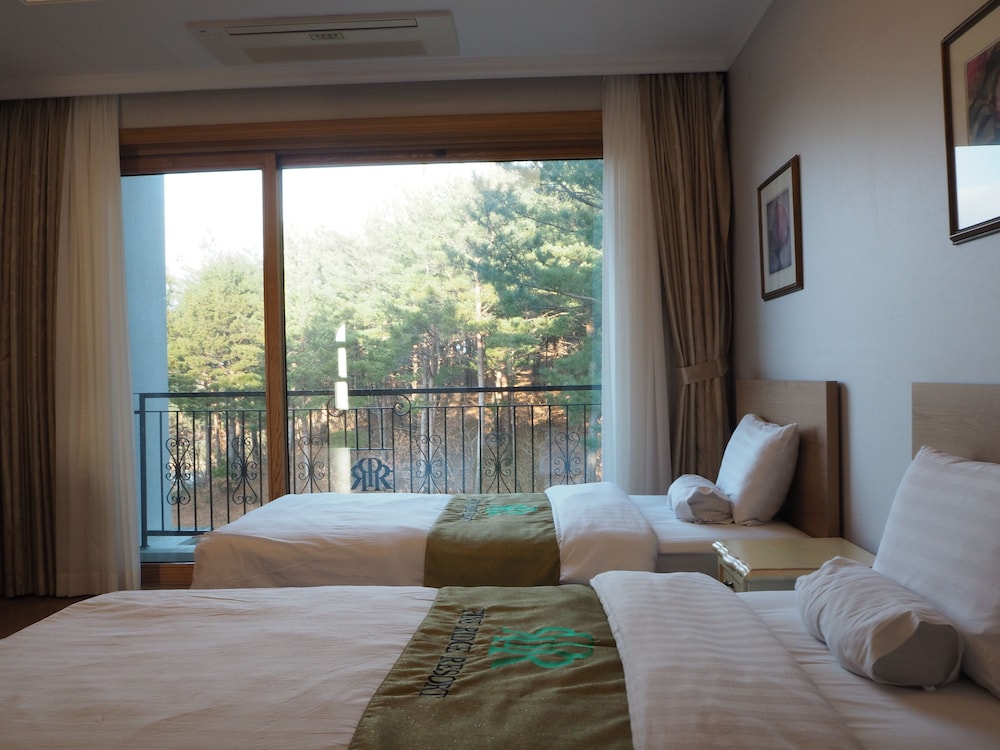 [Mona Breakfast] Royal Suite(Random Bed)+Breakfast (6-9 AM) for 2 @Golf Clubhouse (3-5min. Car Ride) photo 3