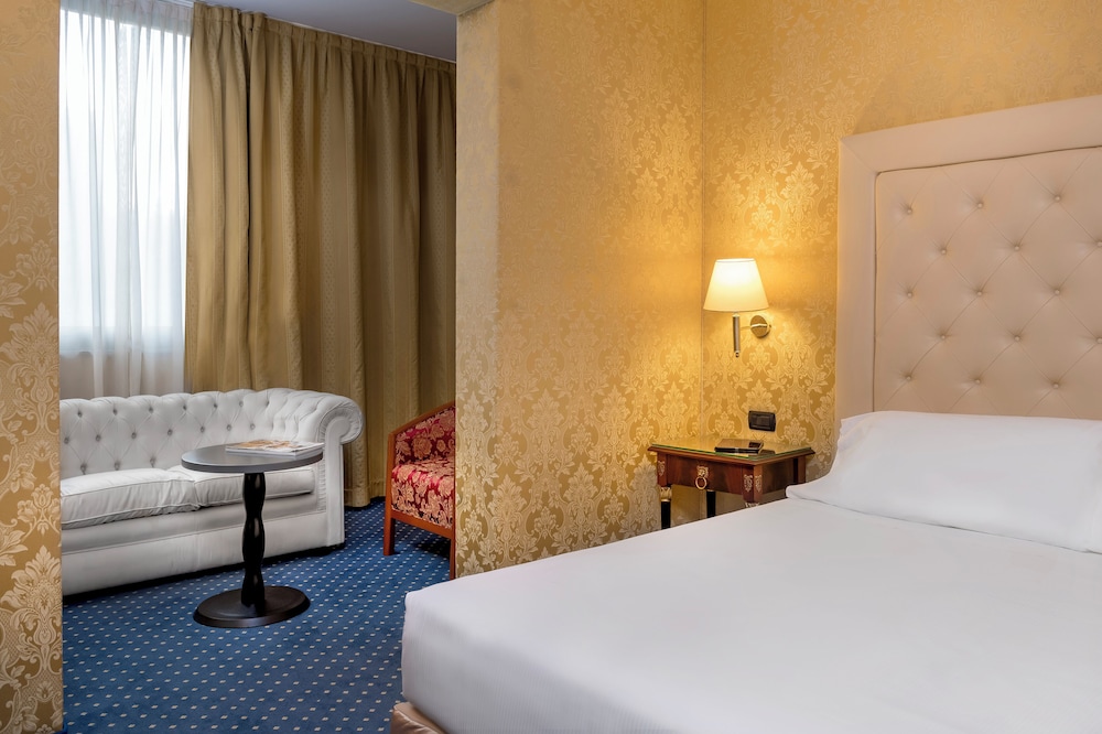 Family Suite, 1 King Bed, Non Smoking (with Sofabed) - Photo 6