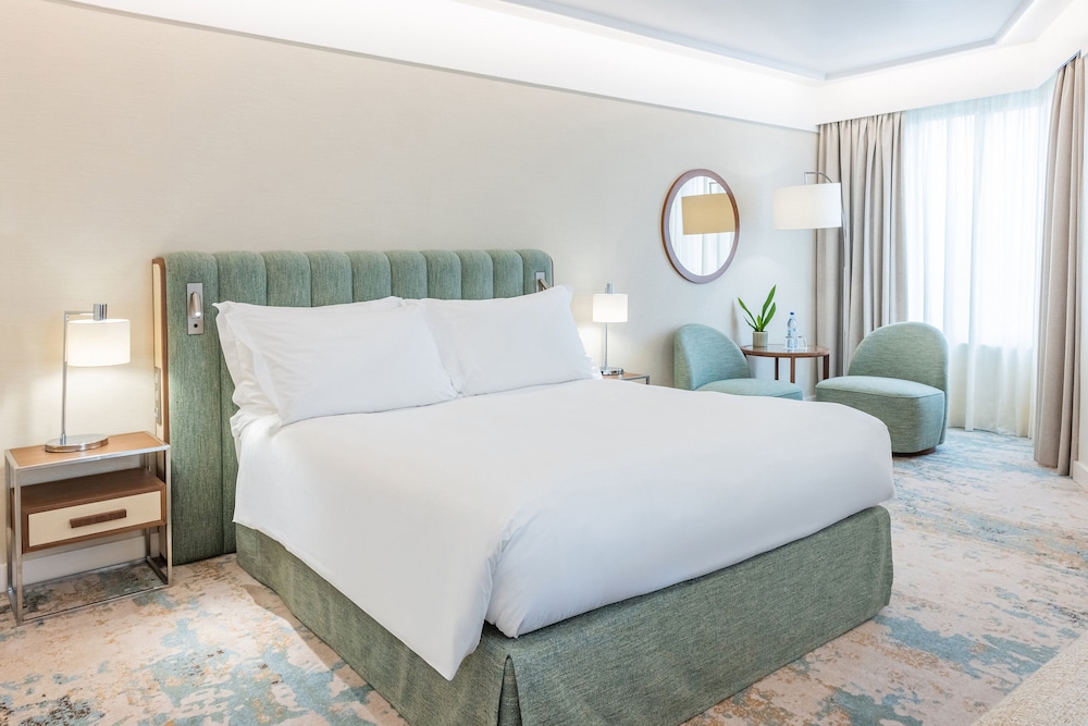 Junior Suite, 1 Queen Bed, Corner (High Floor) thumbnail 5