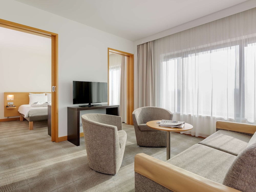 Junior Suite, 1 Queen Bed With Sofa Bed photo 1