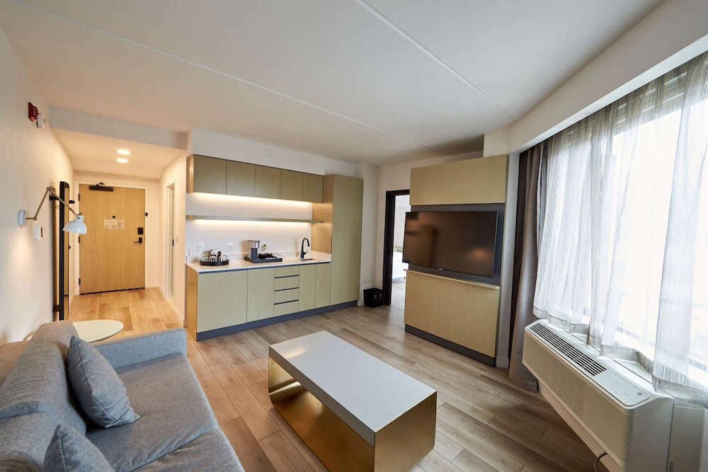 Suite, 1 Bedroom - Photo 3