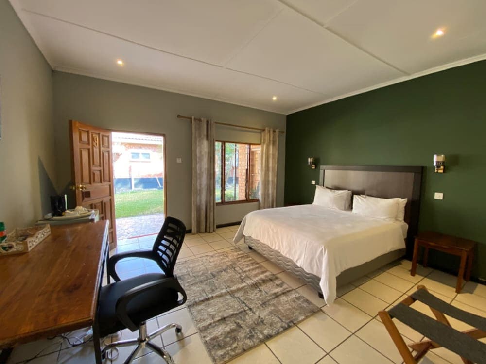 Deluxe Room, 1 Queen Bed, Non Smoking photo 1