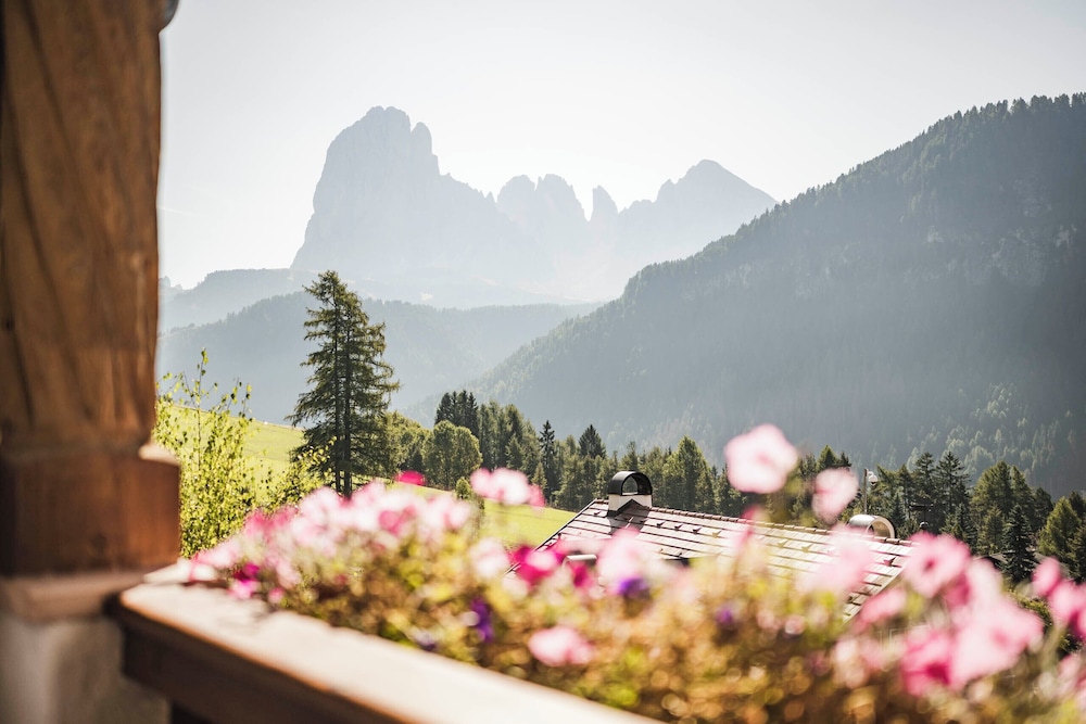 Family Suite Sacun with balcony and Dolomite view photo 3