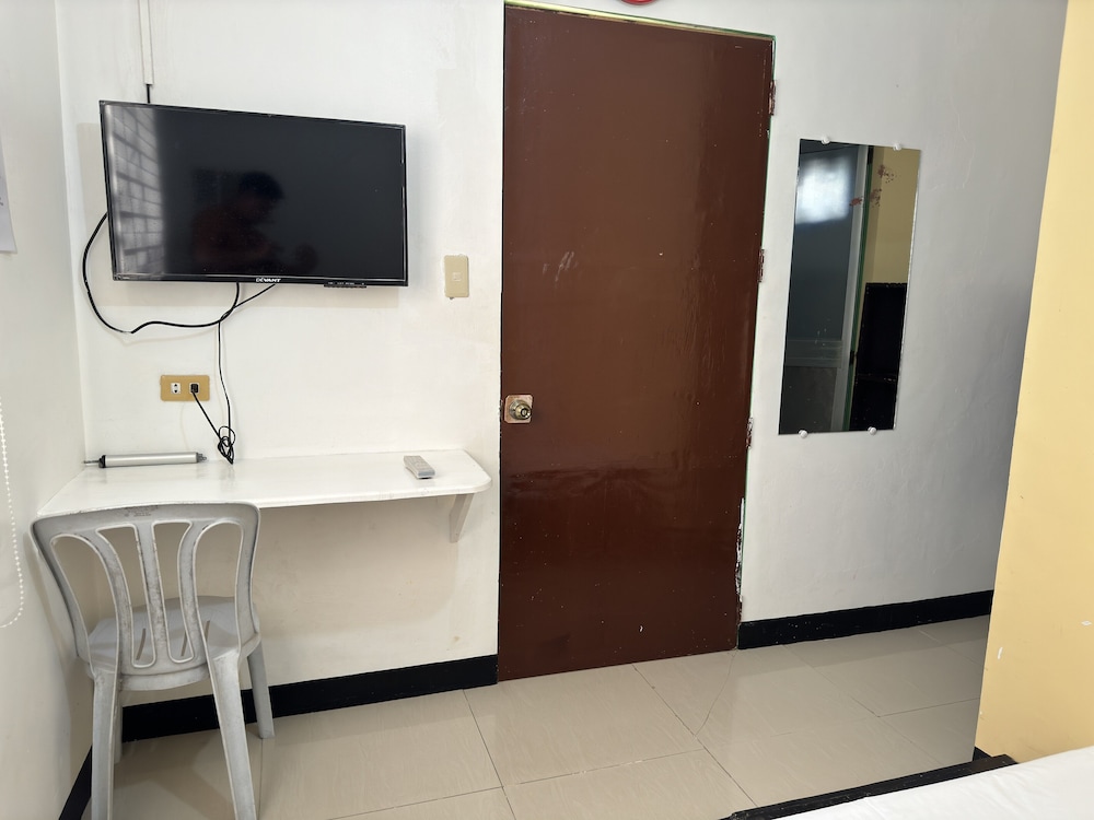 Double Room (Reddoorz) - Photo 3