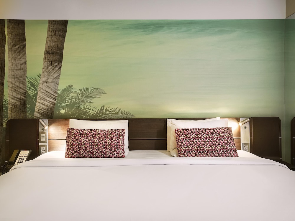 Suite, 1 King Bed thumbnail 6