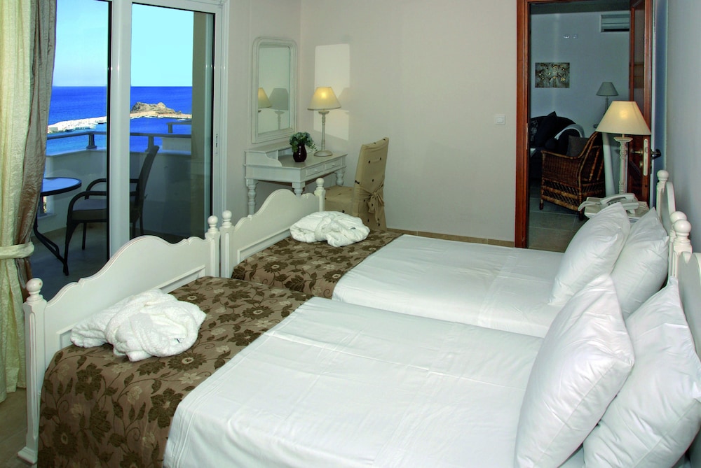 Junior Suite, Multiple Beds, Sea View photo 2