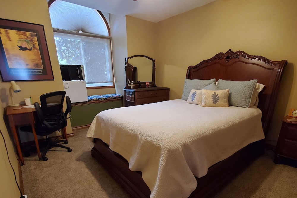 Deluxe Room, 1 Queen Bed, Refrigerator & Microwave photo 2
