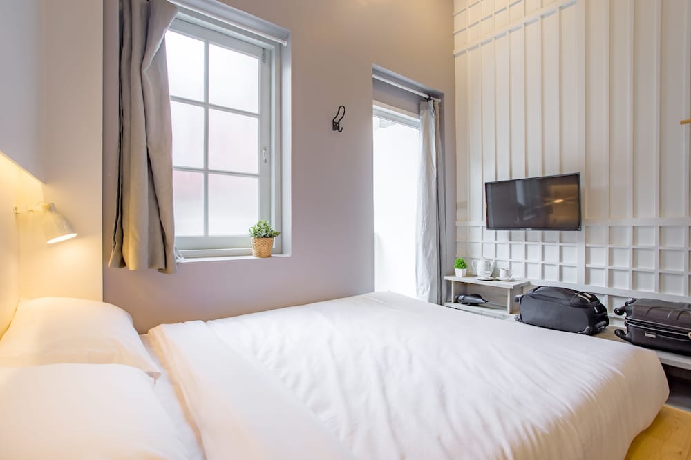 Deluxe Double Room with Private Bathroom photo 2