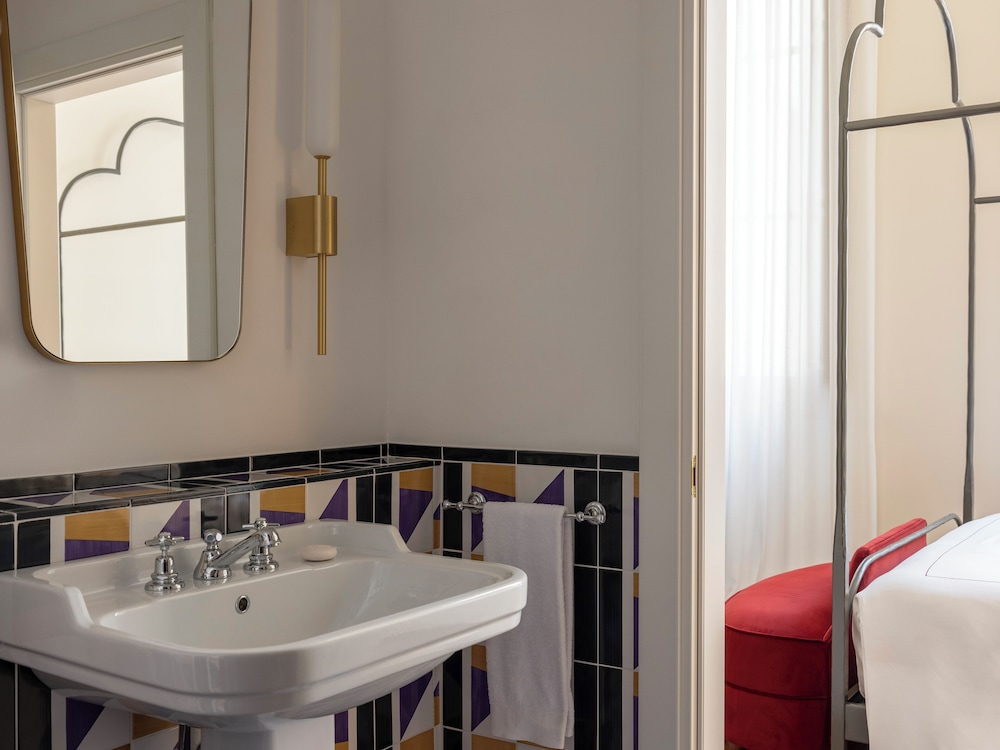 Superior Double Room thumbnail 6