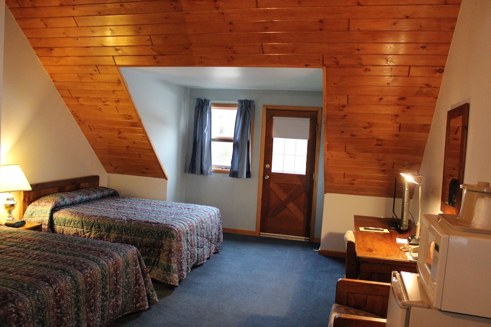 Log Room 2 Queens (Deluxe w/Balcony)