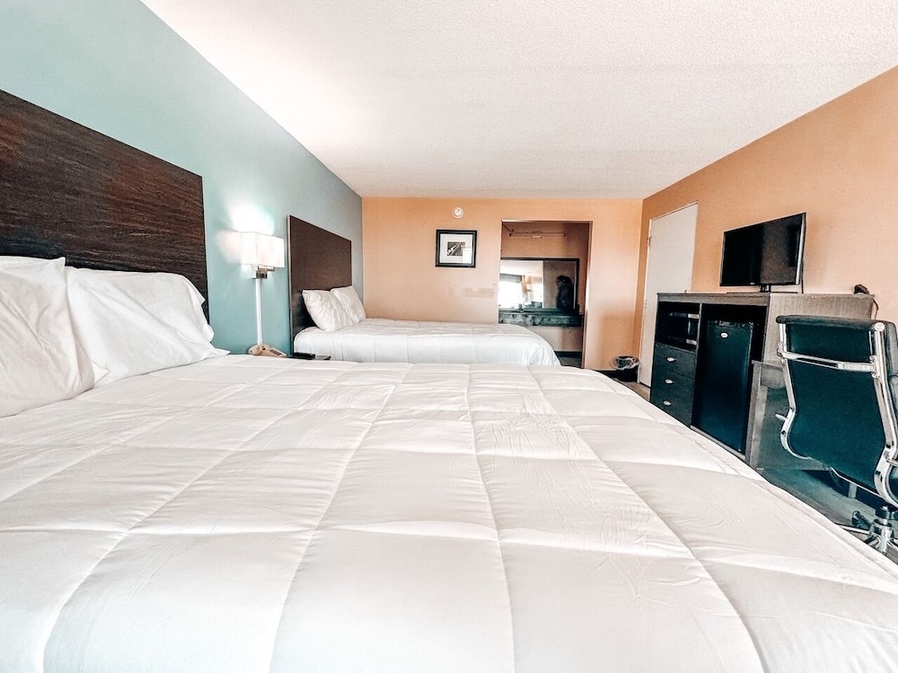 Room, 2 Queen Beds - Photo 7