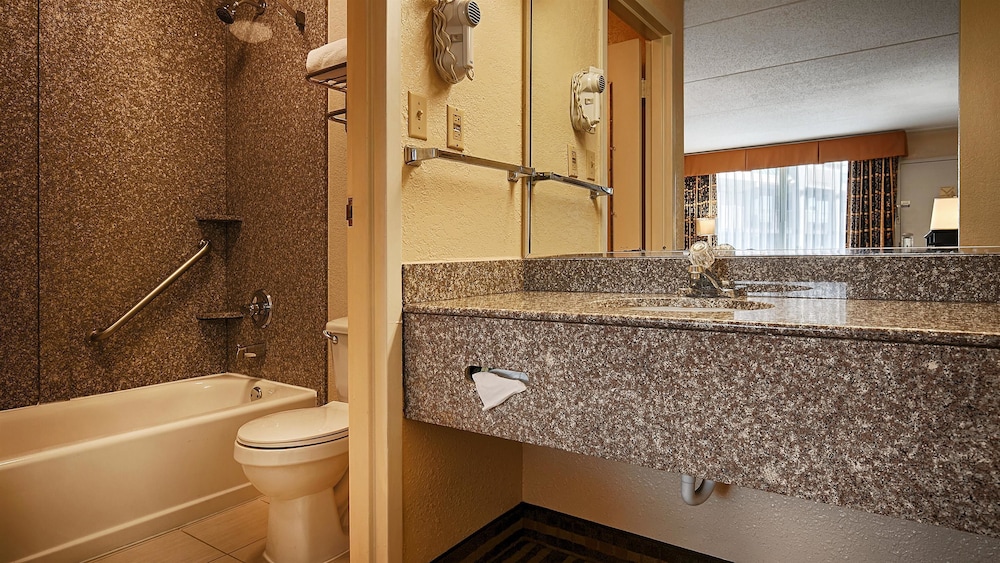 Standard Room, Multiple Beds, Non Smoking, Refrigerator & Microwave photo 3