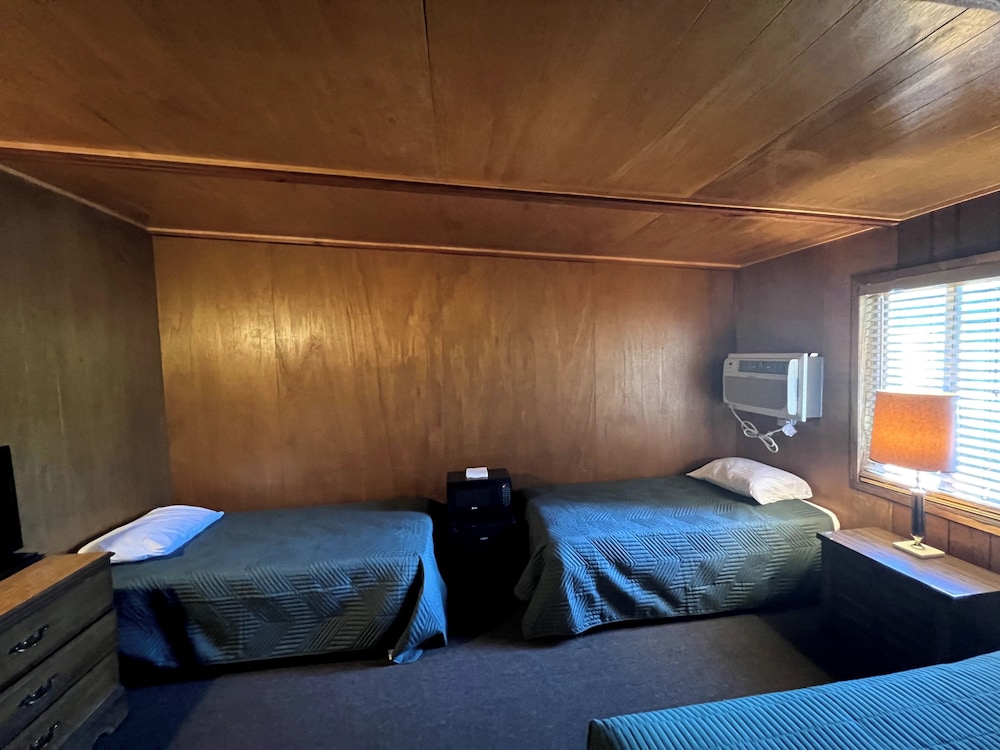 1 Double Bed and 2 Twin Beds