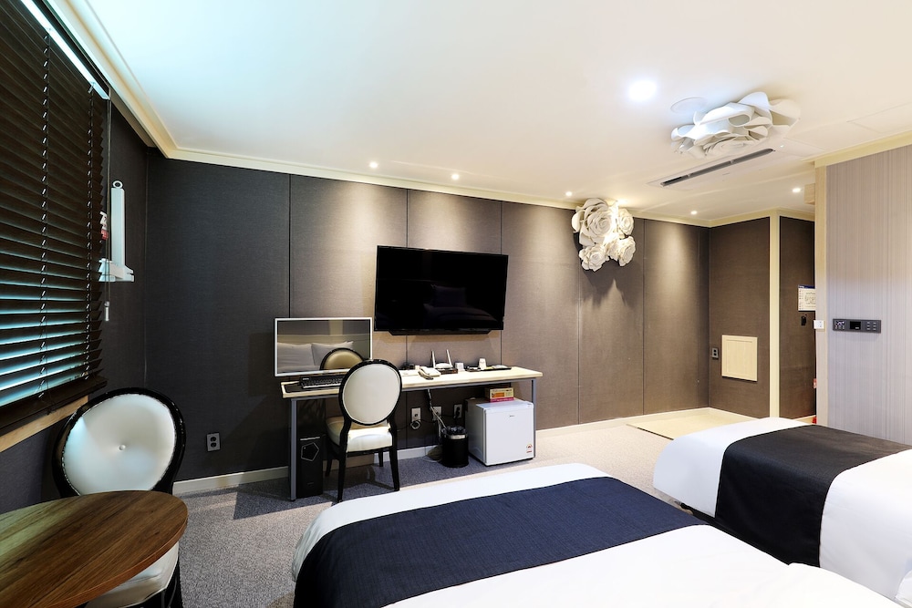 Deluxe Twin Room (Breakfast not provided on Monday) - Photo 7