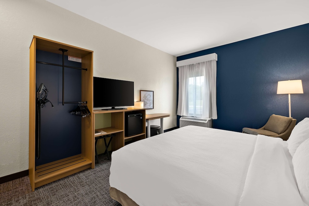 Room, 1 King Bed, Accessible (Mobility & Hearing, Roll-In Shower) - Photo 6