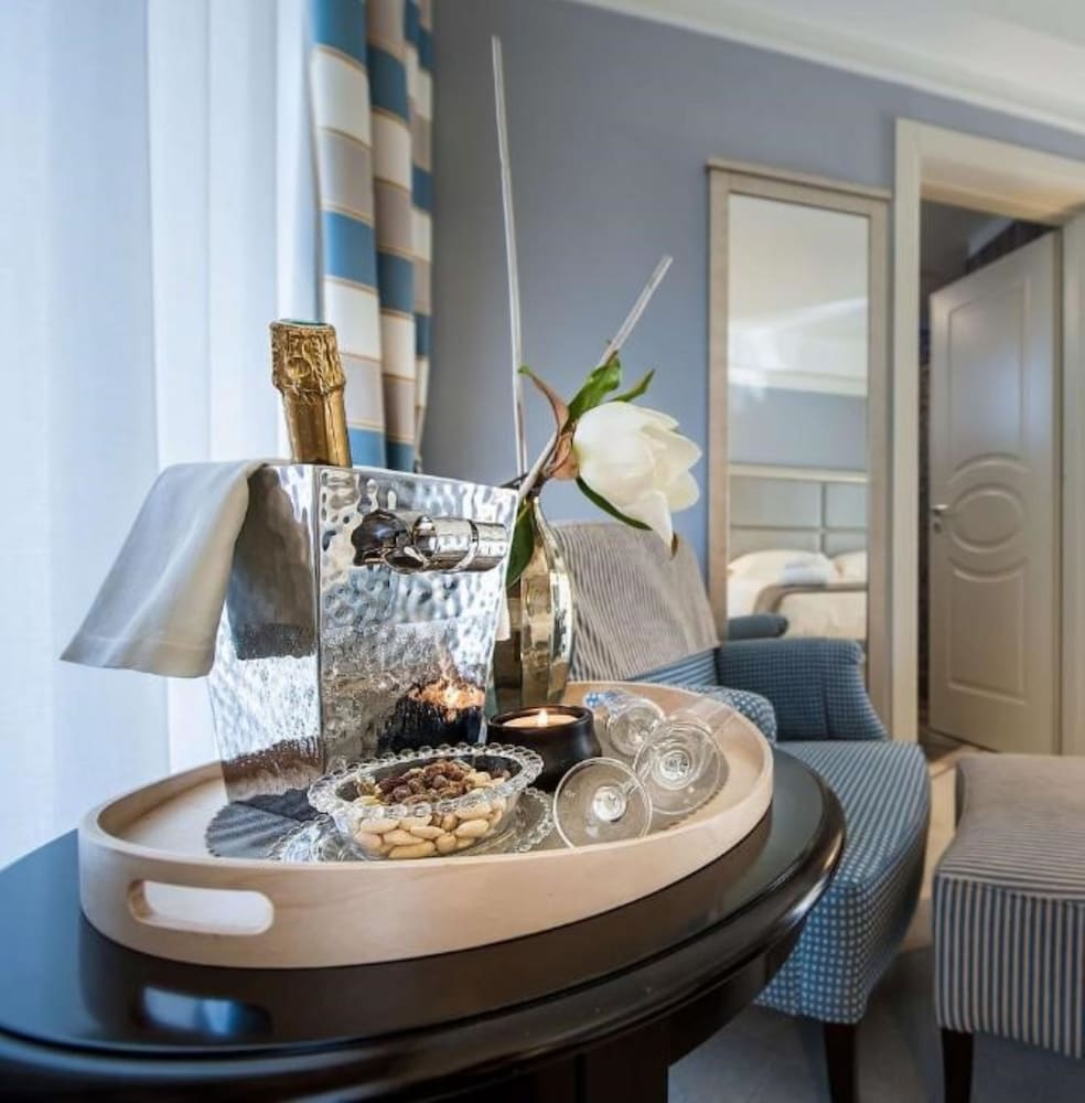 Suite, 1 King Bed, Pool Access - Photo 3