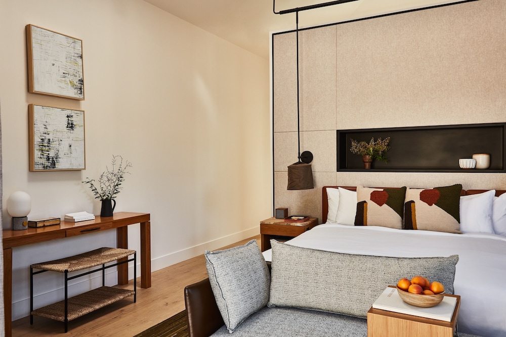 Suite, Multiple Beds, Hearing Accessible (King Estate, Roll-in Shower)